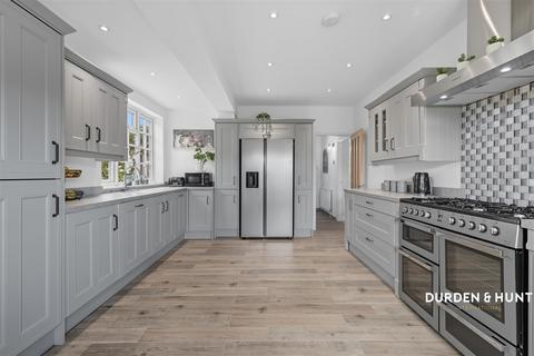 12 Deveron Way, Romford, RM1 4UL