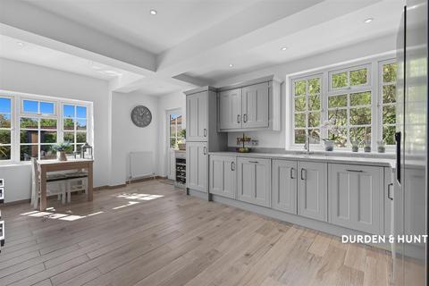 12 Deveron Way, Romford, RM1 4UL