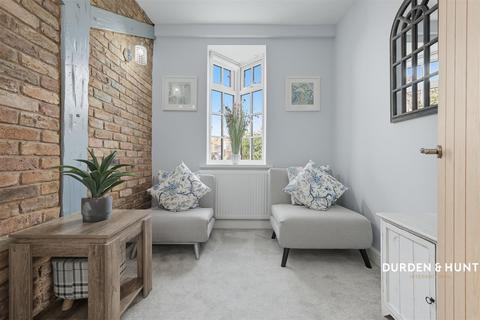 12 Deveron Way, Romford, RM1 4UL