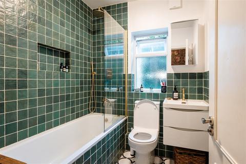2 bedroom flat for sale, Finsbury Park Avenue, Harringay