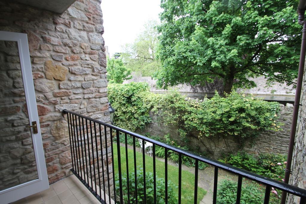 Communal balconies to the first and second floorsr