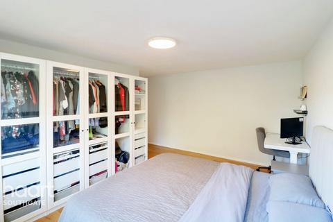 20 Lucerne Close, London, N13 4QJ