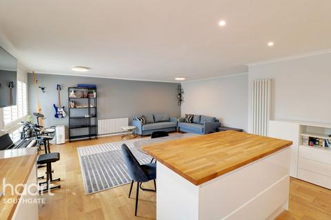 20 Lucerne Close, London, N13 4QJ