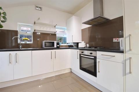 3 bedroom house for sale, Lynton Road, London
