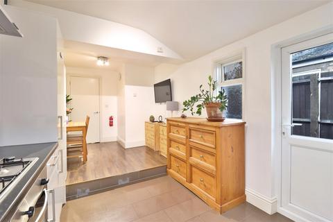 3 bedroom house for sale, Lynton Road, London
