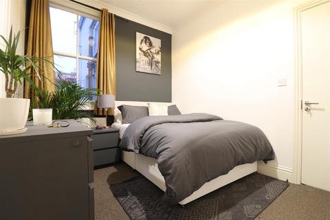 3 bedroom house for sale, Lynton Road, London
