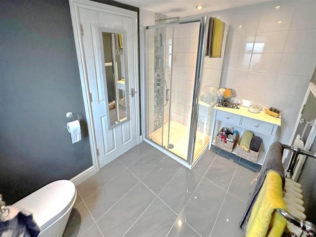 1a2019d2-En 20suite 20shower 20room.jpg