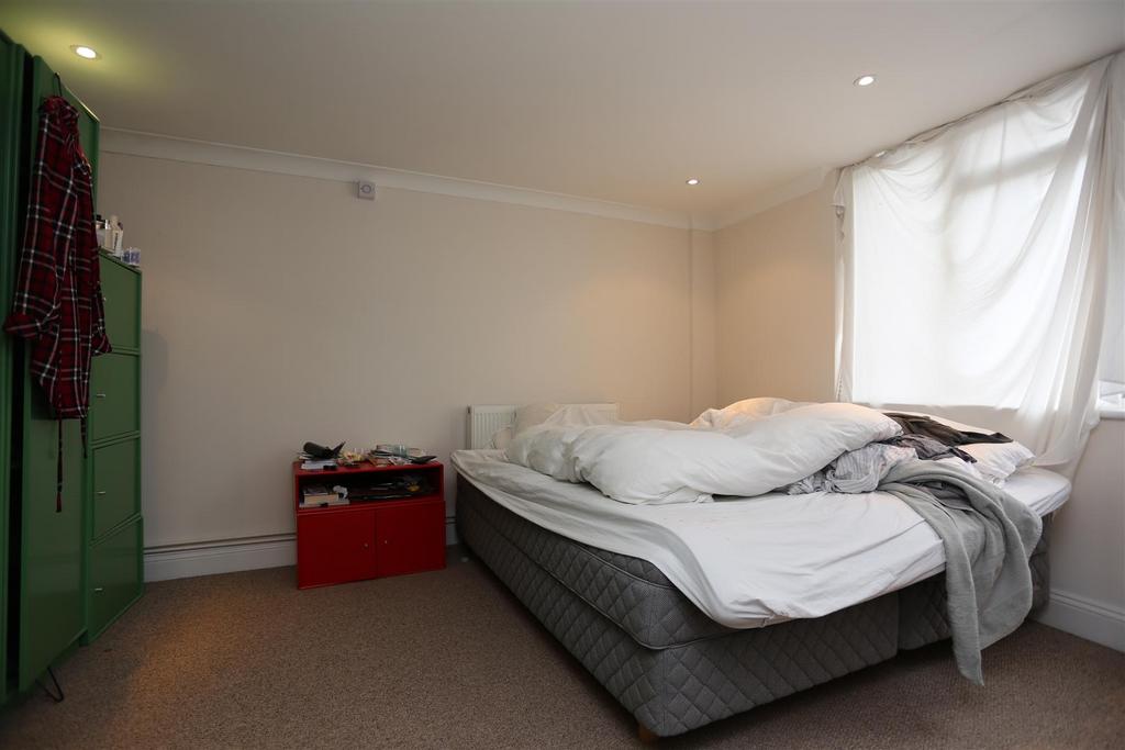 4, 69-70 East Street Bed 1.JPG