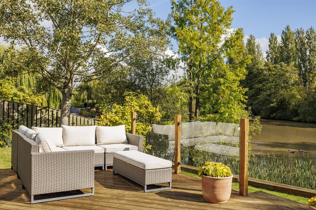 Lakeside Externals 4.jpg