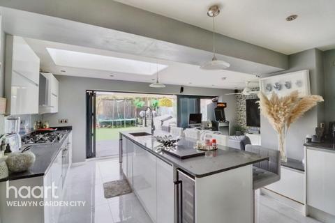 undefined, Ross Close, Hatfield