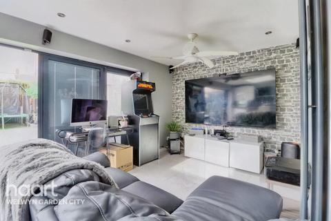 undefined, Ross Close, Hatfield