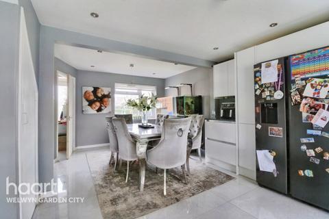 undefined, Ross Close, Hatfield