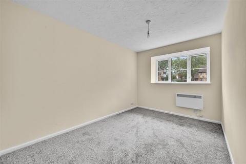2 bedroom flat for sale, Kingfisher Way, Neasden