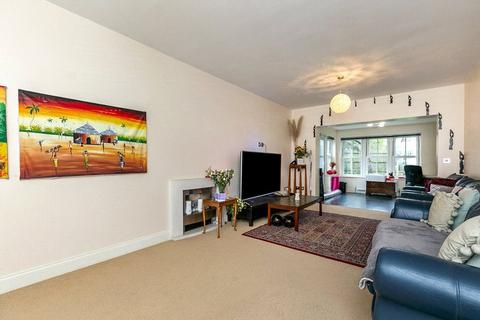 6 bedroom detached house to rent, Netherne Drive, Coulsdon, CR5