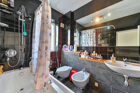 3 bedroom flat for sale, Kensington High Street, High Street Kensington, London, W8