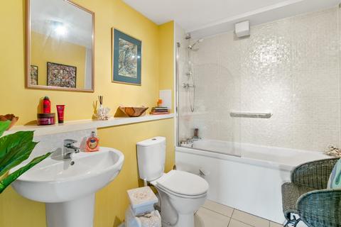 2/2, 4 Denny Crescent, Dumbarton, G82 1JL