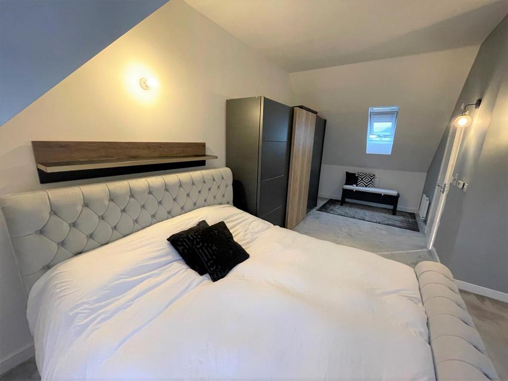 Bedroom 111.jpg
