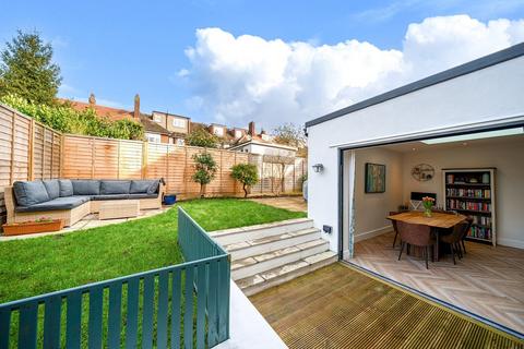 24 Fieldview, London, SW18 3HG