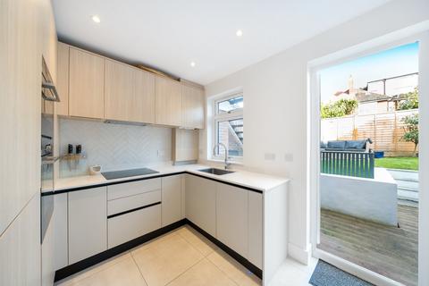 24 Fieldview, London, SW18 3HG