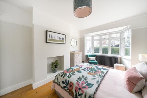 24 Fieldview, London, SW18 3HG