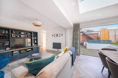 24 Fieldview, London, SW18 3HG