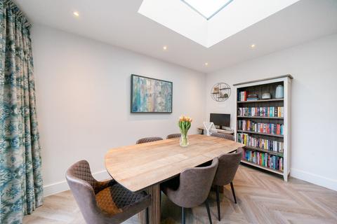 24 Fieldview, London, SW18 3HG