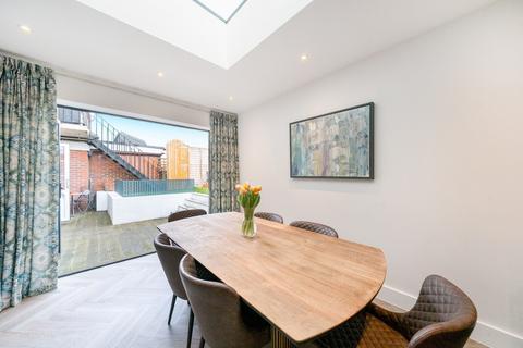 24 Fieldview, London, SW18 3HG