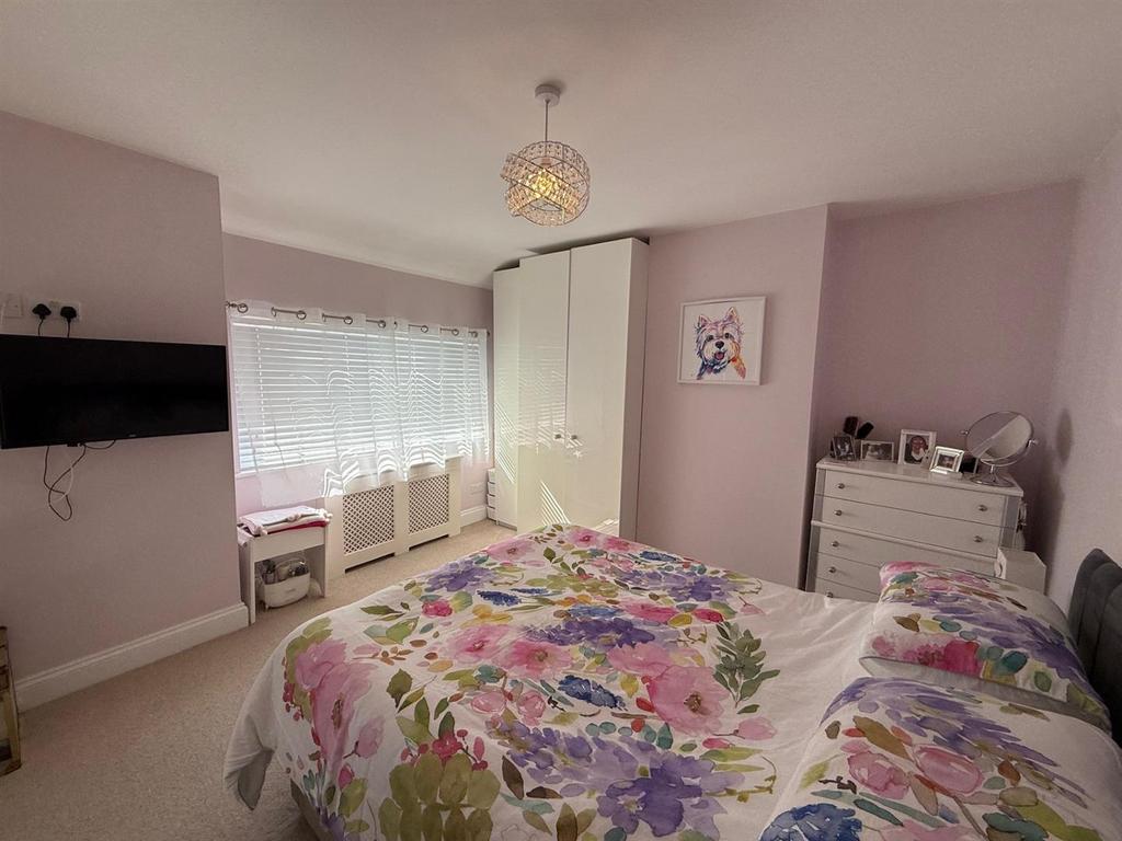 Bedroom 1.jpg