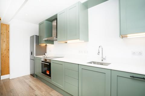 3 bedroom flat for sale, Elm Grove, London SW19