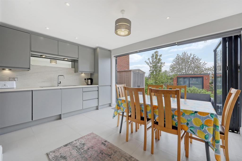 Kitchen/Dining Area