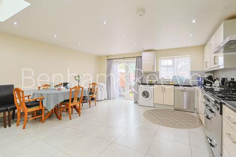 undefined, Uneeda Drive, Greenford UB6