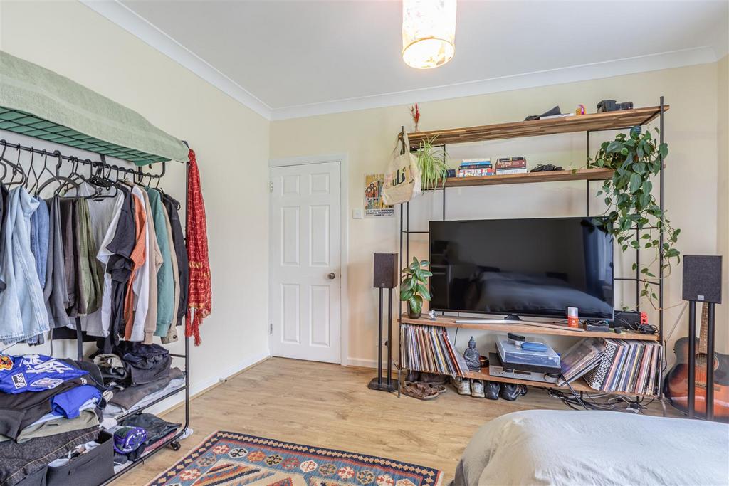 358 Molesey Road, KT12 3 PG - 2.jpg