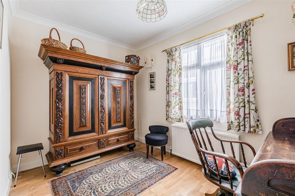 358 Molesey Road, KT12 3 PG - 9.jpg