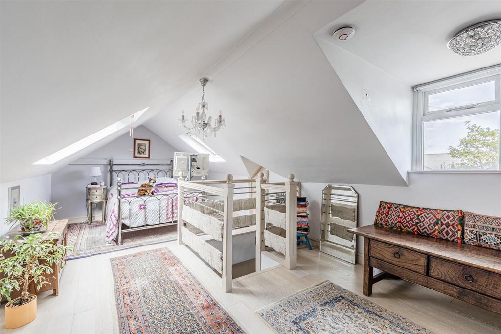 358 Molesey Road, KT12 3 PG - 11.jpg