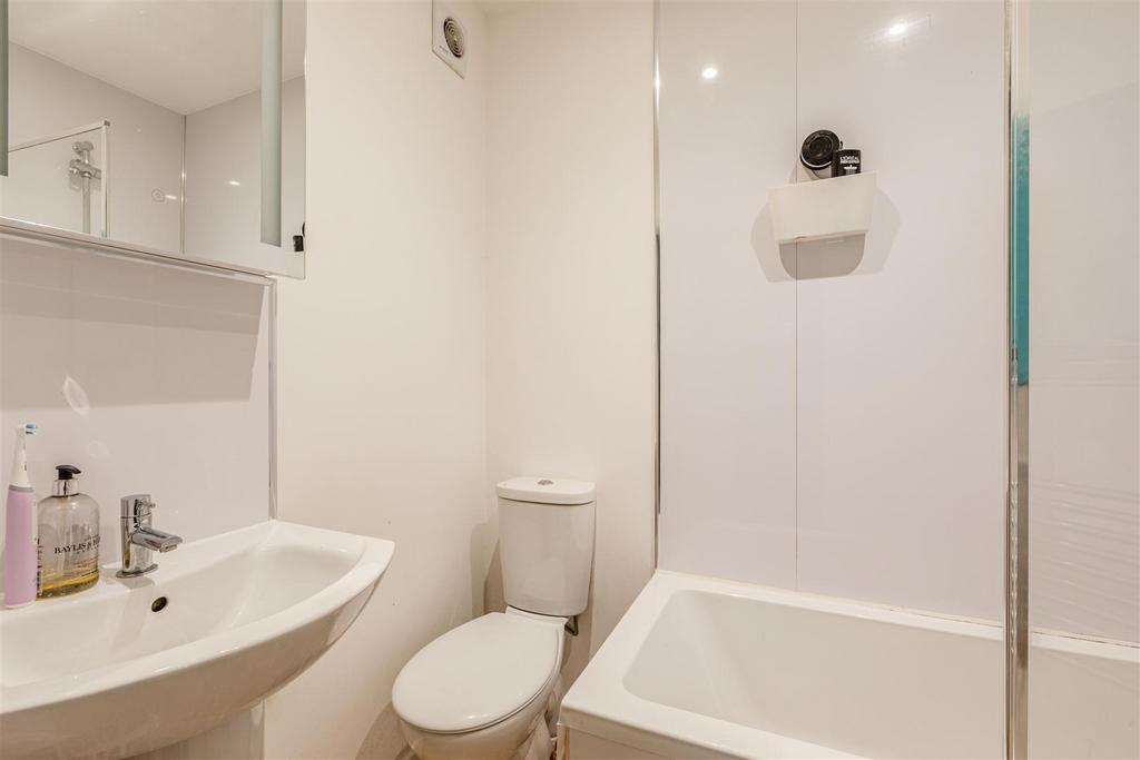 358 Molesey Road, KT12 3 PG - 21.jpg