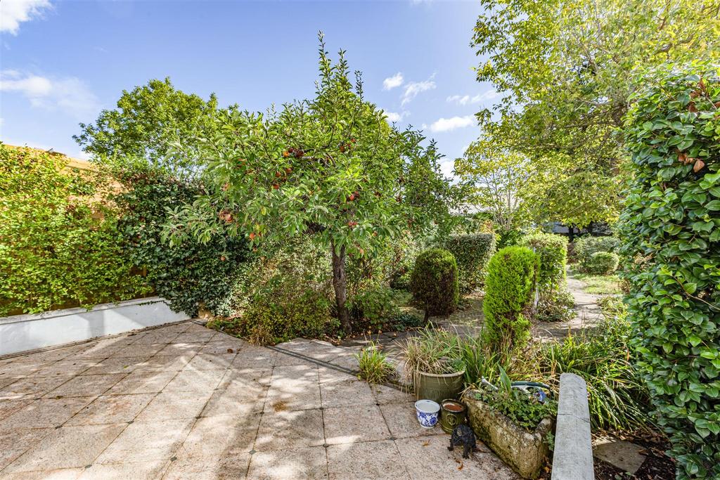 358 Molesey Road, KT12 3 PG - 27.jpg