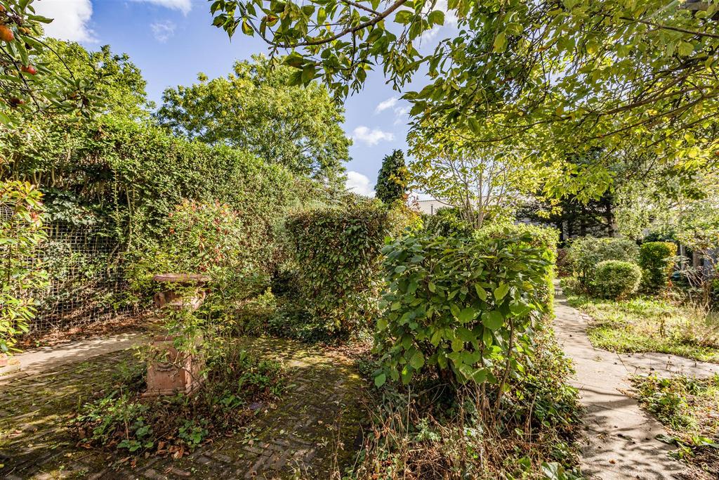 358 Molesey Road, KT12 3 PG - 28.jpg