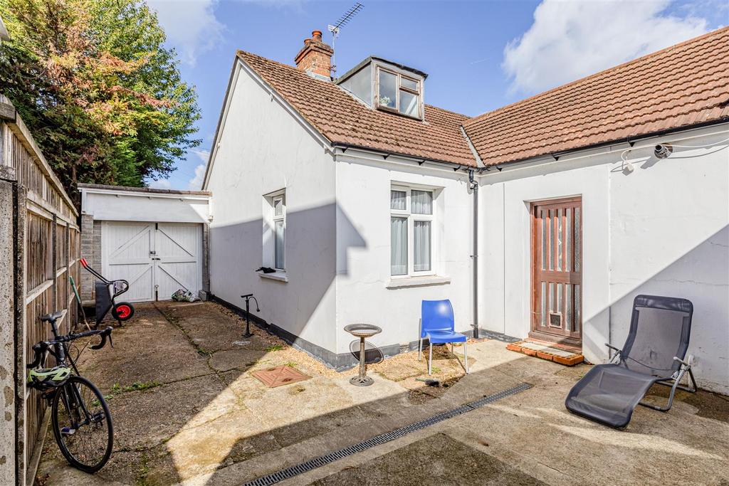 358 Molesey Road, KT12 3 PG - 35.jpg