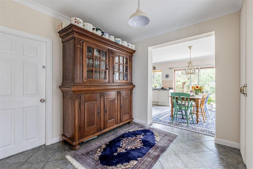 358 Molesey Road, KT12 3 PG - 13.jpg