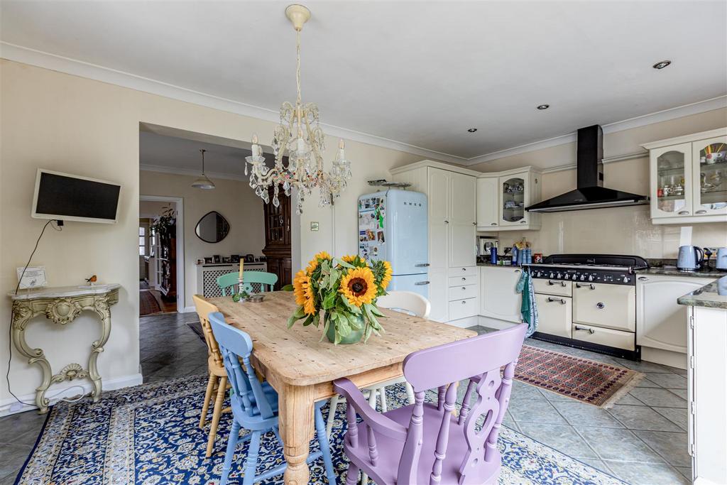 358 Molesey Road, KT12 3 PG - 16.jpg