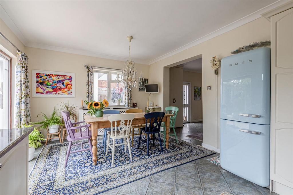 358 Molesey Road, KT12 3 PG - 17.jpg