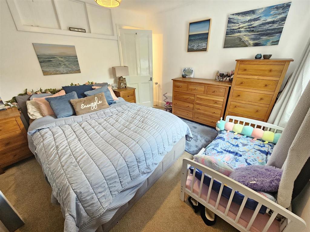 Bedroom 1 (2).jpg
