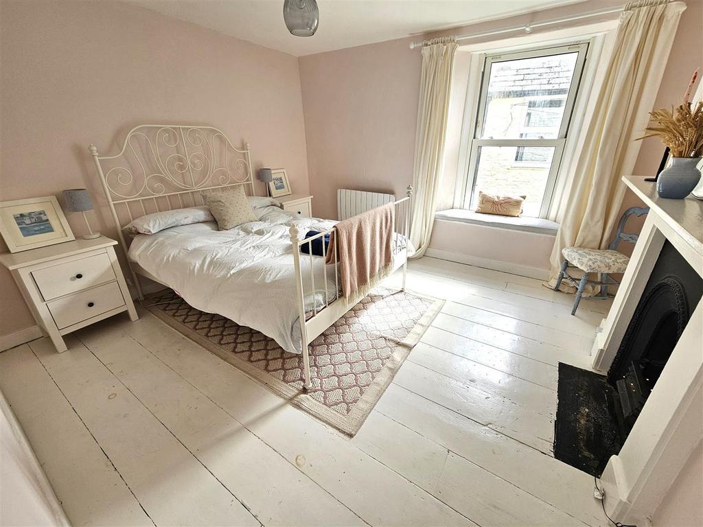 Bedroom 1.jpg