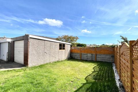 3 bedroom semi-detached bungalow for sale, Hayfield Avenue, Huddersfield, HD3