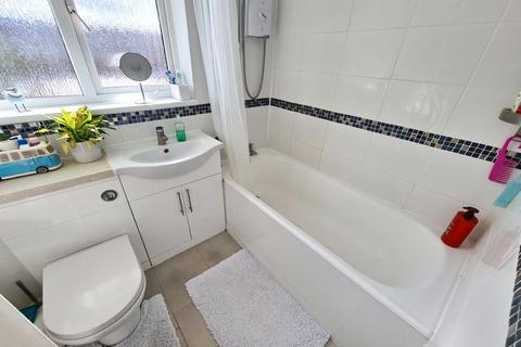 27 Appletree Close, Calmore, Southampton, SO40 2UX