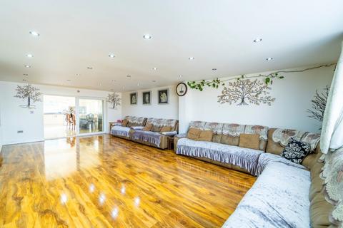 8 bedroom semi-detached house for sale, Rushey Close, Leicester, LE4