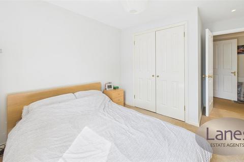 56 Cobham Close, Enfield, EN1 3SU