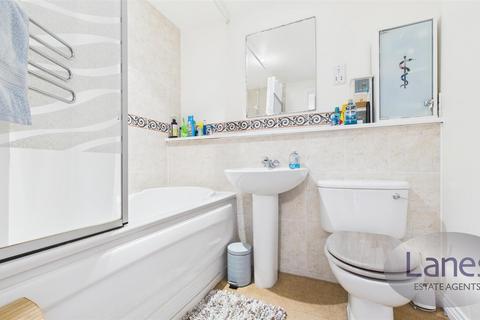 56 Cobham Close, Enfield, EN1 3SU