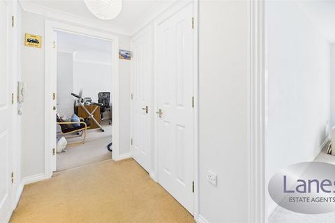 56 Cobham Close, Enfield, EN1 3SU