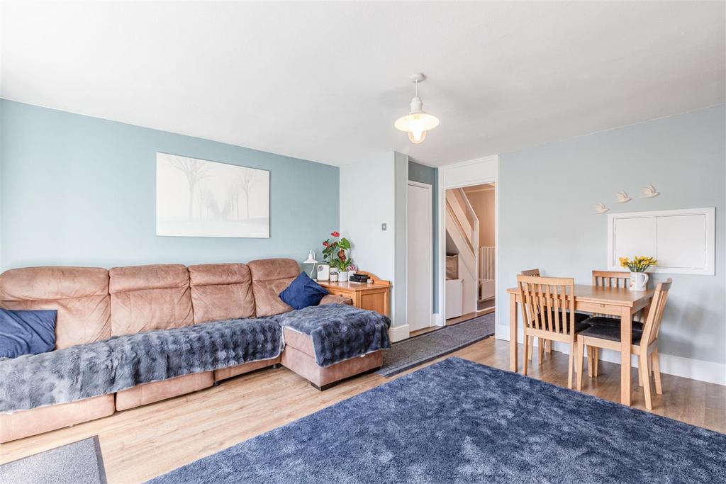 4 Fairoaks Court Lane, Addlestone, KT15 1 SP - 11.j